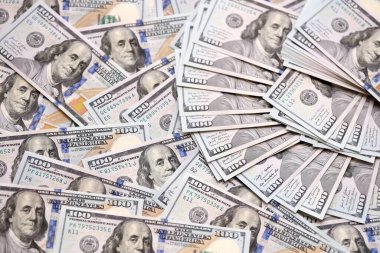 Bir yığın yeni 100 dolarlık banknot. Amerika Birleşik Devletleri 'nin para birimi. 100 dolarlık banknotlar. Zengin yaşam konsepti, iş ve ekonomi