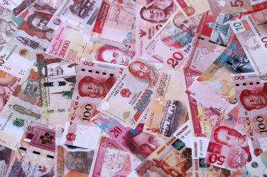 Çeşitli para birimleri para banknotları kırmızı renkli. Farklı ülkelerden gelen birçok nakit para yığını yakın mesafede. Dünya ekonomisi ve döviz kuru kavramı