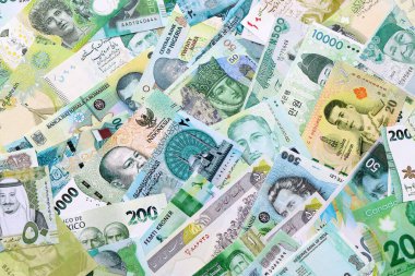 Çeşitli para birimleri para banknotları yeşil renkli. Farklı ülkelerden gelen birçok nakit para yığını yakın mesafede. Dünya ekonomisi ve döviz kuru kavramı