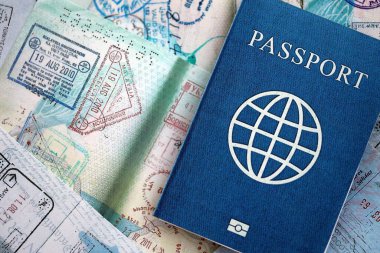 Seyahat ve sınır geçişinden sonra içi renkli pullarla dolu bir pasaport. Turizm ve sınır denetimi kavramı. Göçmenlik ve dünya çapında seyahat