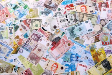 Farklı para birimlerinden bir sürü banknot. Rastgele para akışının arka planı kapanıyor. Döviz Borsası kavramı