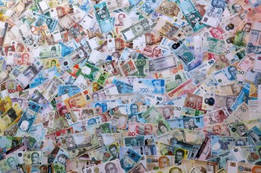 Farklı para birimlerinden bir sürü rastgele banknot. Rastgele gelen büyük miktarlarda para kapanıyor. Döviz Borsası kavramı