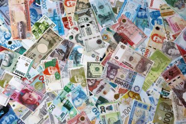 Dünyanın birçok para biriminden farklı banknotlar. Büyük para yığını kapanır.