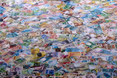 Dünyanın çeşitli para birimlerinden farklı banknotlar. Masada bir sürü para var. Yakın plan.