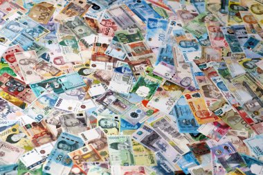 Dünyanın çeşitli para birimlerinden farklı renkte banknotlar. Para değişimi konsepti. Bir yığın para.