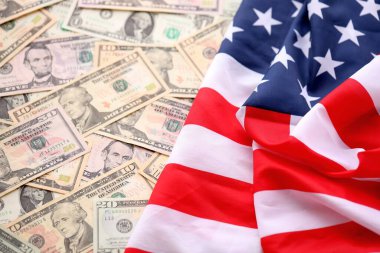 Amerikan Bayrağı, Amerikan Doları 'nın Üstünü Kapadı. ABD 'de zenginlik ve vatanseverliği simgeliyor. Amerika Birleşik Devletleri konseptinde zengin yaşam