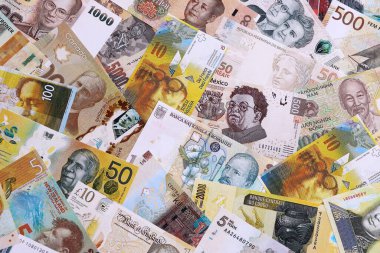 Çeşitli para birimleri para banknotları sarı ve turuncu renklerde. Farklı ülkelerden gelen birçok nakit para yığını yakın mesafede. Dünya ekonomisi ve döviz kuru kavramı