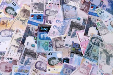 Büyük miktarda para birimleri, banknotlar ve banknotlar. Farklı ülkelerden gelen birçok nakit para yığını yakın mesafede. Dünya ekonomisi ve döviz kuru kavramı
