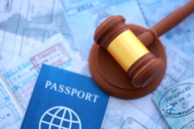 Seyahat ve turizmden sonra renkli pullarla dolu pasaport sayfasındaki karar tokmağı. Sınır kontrolü ve dava konsepti. Göçmenlik ve dünya çapında seyahat