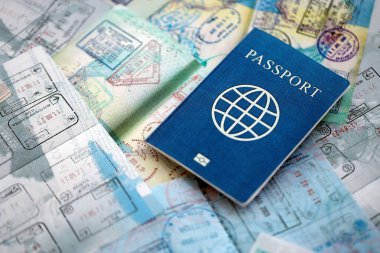 Seyahat ve sınır geçişinden sonra içi renkli pullarla dolu bir pasaport. Turizm ve sınır denetimi kavramı. Göçmenlik ve dünya çapında seyahat