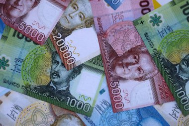 Büyük miktarda Şili pezosu para banknotları. Şili ülkesinden büyük miktarda kağıt para geliyor. Şili 'de iş ve ekonomi kavramı