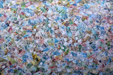 Farklı para birimlerinden bir sürü banknot. Rastgele gelen büyük miktarlarda para kapanıyor. Döviz Borsası kavramı