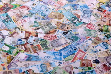 Dünyanın birçok para biriminden farklı para banknotları. Büyük para yığını kapanır.