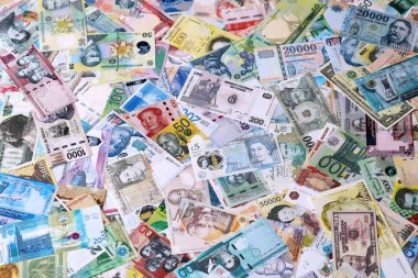 Dünyanın birçok para biriminden farklı banknotlar. Büyük para yığını kapanır.