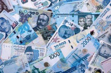 Çeşitli para birimleri, banknotlar, tam çerçeve. Farklı ülkelerden gelen birçok nakit para yığını yakın mesafede. Dünya ekonomisi ve döviz kuru kavramı