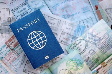 Seyahat ve sınır geçişinden sonra içi renkli pullarla dolu bir pasaport. Turizm ve sınır denetimi kavramı. Göçmenlik ve dünya çapında seyahat