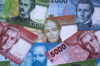 Büyük miktarda Şili pezosu para banknotları. Şili ülkesinden büyük miktarda kağıt para geliyor. Şili 'de iş ve ekonomi kavramı