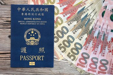 Hong Kong Özel İdari Bölgesi HKSAR pasaportu, banknotların kapatıldığı bayraklarda asılı. Hong Kong mavi pasaport defteri.