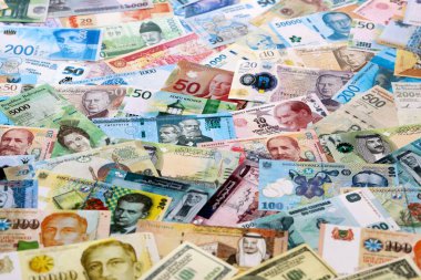 Farklı para birimlerinden bir sürü rastgele banknot. Rastgele gelen büyük miktarlarda para kapanıyor. Döviz Borsası kavramı