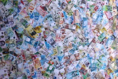 Dünyanın farklı ülkelerinden, farklı mezheplerden pek çok banknot. Çeşitli para birimlerinin büyük miktarları. Döviz Borsası kavramı