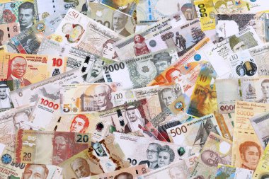 Çeşitli para birimleri para banknotları sarı ve turuncu renklerde. Farklı ülkelerden gelen birçok nakit para yığını yakın mesafede. Dünya ekonomisi ve döviz kuru kavramı