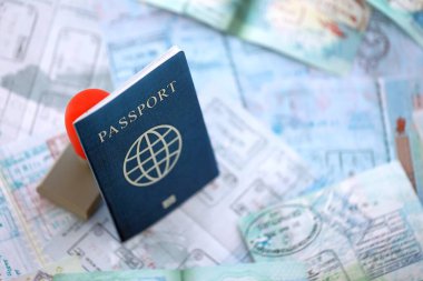 Seyahat ve turizmden sonra renkli pullarla dolu pasaport sayfalarında sınır geçişi damgası. Sınır kontrol konsepti. Göçmenlik ve dünya çapında seyahat