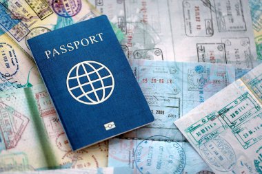 Seyahat ve sınır geçişinden sonra içi renkli pullarla dolu bir pasaport. Turizm ve sınır denetimi kavramı. Göçmenlik ve dünya çapında seyahat