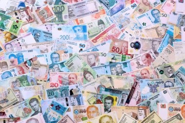 Değişik para birimlerinden ve ülkelerden yüklü miktarda para. Uluslararası nakitin çeşitli arka planında büyük bir yığın var. Döviz Borsası kavramı