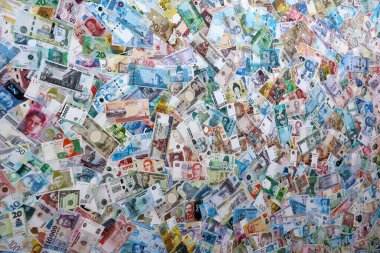 Dünyanın birçok para biriminden farklı para banknotları. Büyük para yığını kapanır.