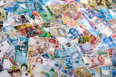 Dünyanın birçok para biriminden farklı banknotlar. Büyük para yığını kapanır.