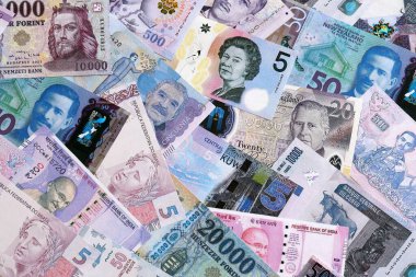 Büyük miktarda para birimleri, banknotlar ve banknotlar. Farklı ülkelerden gelen birçok nakit para yığını yakın mesafede. Dünya ekonomisi ve döviz kuru kavramı