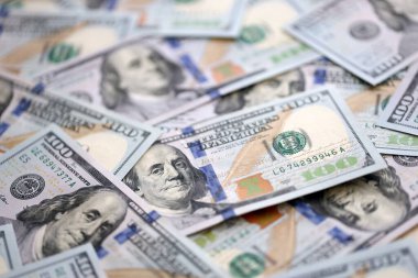 100 dolarlık banknotta Franklin 'in para geçmişi var. Amerikan dolarının yapısı ve banknotları. 100 dolarlık banknotlar. Yüz Amerikan doları. Nakit para ve kredi temalı depozito parası