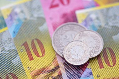 İsviçre para birimi. Üzerinde banknotlar ve İsviçre frangı paraları var. İsviçre bankacılık kavramının mali konuları.