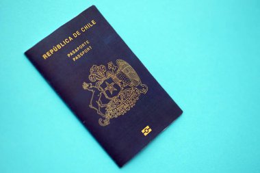 Şili Cumhuriyeti pasaportu mavi masada, yakın planda. Şili mavisi yeni pasaport defteri detaylarıyla
