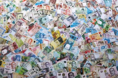 Farklı para birimlerinden bir sürü banknot. Rastgele para akışının arka planı kapanıyor. Döviz Borsası kavramı