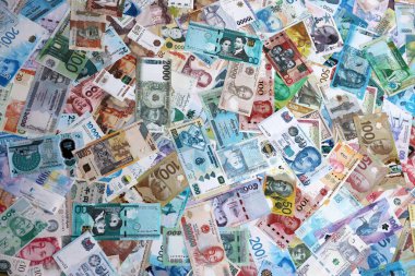 Dünyanın çeşitli para birimlerinden farklı renkte banknotlar. Para değişimi konsepti. Bir yığın para.