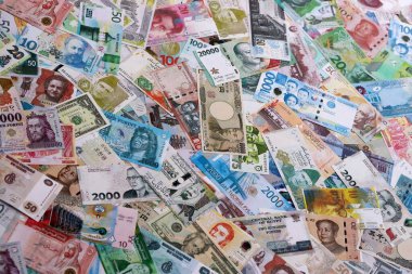 Dünyanın birçok para biriminden farklı para banknotları. Büyük para yığını kapanır.