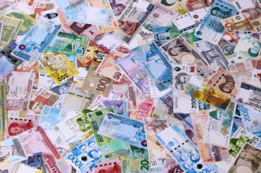 Dünyanın çeşitli para birimlerinden farklı banknotlar. Masada bir sürü para var. Yakın plan.