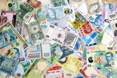 Dünyanın birçok para biriminden farklı para banknotları. Büyük para yığını kapanır.