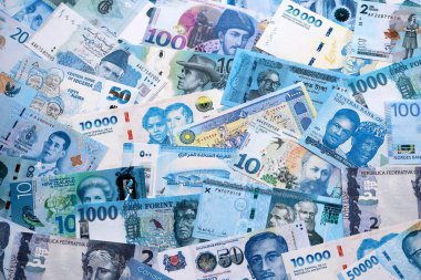 Çeşitli para birimleri, banknotlar, tam çerçeve. Farklı ülkelerden gelen birçok nakit para yığını yakın mesafede. Dünya ekonomisi ve döviz kuru kavramı