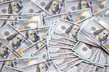 100 dolarlık banknotta Franklin 'in para geçmişi var. Amerikan dolarının yapısı ve banknotları. 100 dolarlık banknotlar. Yüz Amerikan doları. Nakit para ve kredi temalı depozito parası