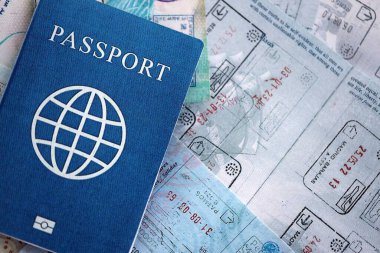 Seyahat ve sınır geçişinden sonra içi renkli pullarla dolu bir pasaport. Turizm ve sınır denetimi kavramı. Göçmenlik ve dünya çapında seyahat