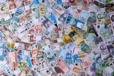 Dünyanın çeşitli para birimlerinden gelen farklı banknotlar. Büyük para yığını kapanır.