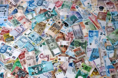 Dünyanın çeşitli para birimlerinden farklı banknotlar. Masada bir sürü para var. Yakın plan.