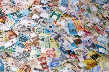 Dünyanın birçok para biriminden farklı para banknotları. Büyük para yığını kapanır.