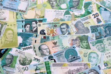 Çeşitli para birimleri para banknotları yeşil renkli. Farklı ülkelerden gelen birçok nakit para yığını yakın mesafede. Dünya ekonomisi ve döviz kuru kavramı