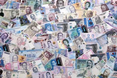 Büyük miktarda para birimleri, banknotlar ve banknotlar. Farklı ülkelerden gelen birçok nakit para yığını yakın mesafede. Dünya ekonomisi ve döviz kuru kavramı