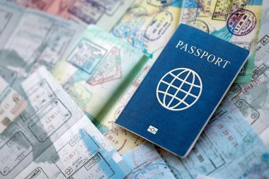 Seyahat ve sınır geçişinden sonra içi renkli pullarla dolu bir pasaport. Turizm ve sınır denetimi kavramı. Göçmenlik ve dünya çapında seyahat