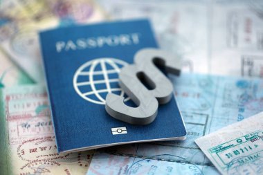 Pasaport sayfalarındaki paragraf sembolü seyahat ve turizmden sonra renkli pullarla dolu. Sınır kontrolü ve dava konsepti. Göçmenlik ve dünya çapında seyahat