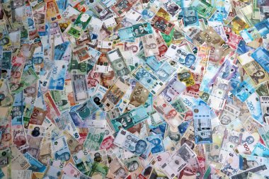 Dünyanın birçok para biriminden farklı para banknotları. Büyük para yığını kapanır.